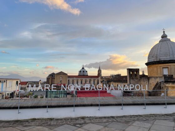 Napoli a passo lento: storie, sapori e segreti  